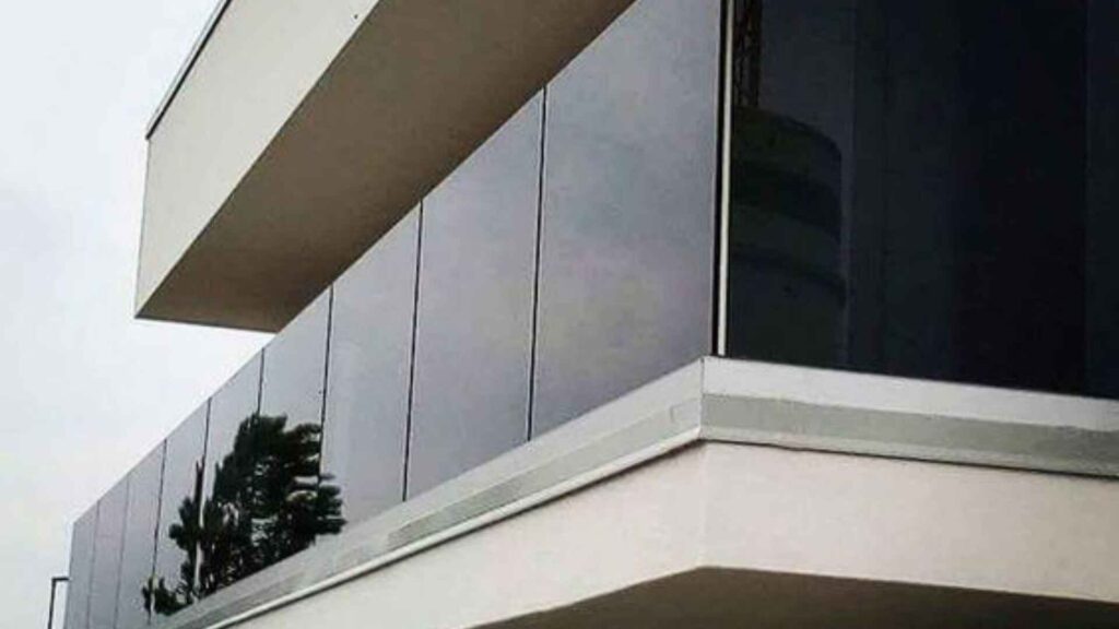 Modern Style Glass Railing Design for Balcony